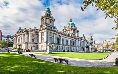Belfast Hop-On-Hop-Off-Tour Open-Top-Bus im Titanic-Viertel in Belfast