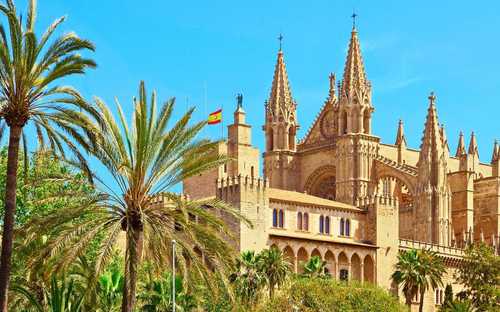 Palma Stadtrundfahrt Open-Top-Sightseeing-Bus an der Kathedrale in Palma